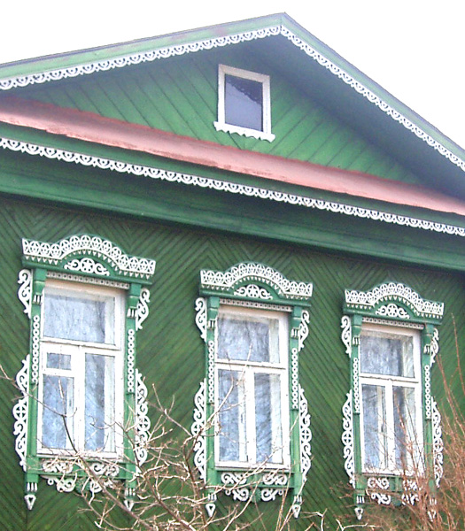 Резьба по дереву в оформлении фасада дома 21 на Советской улице в Мстере в Вязниковском районе Владимирской области фото vgv
