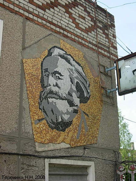 памятник Карлу Марксу на фабрике в Октябрьском в Вязниковском районе Владимирской области фото vgv