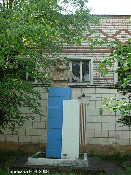 памятник Карлу Марксу на фабрике в Октябрьском в Вязниковском районе Владимирской области фото vgv
