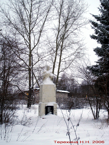 памятник погибшим в ВОВ в селе Пировы Городищи в Вязниковском районе Владимирской области фото vgv