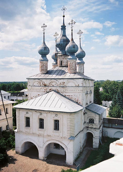 Надвратная церковь Иоанна Богослова (1654-1670 гг.) в Юрьев Польском районе Владимирской области фото vgv