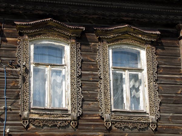 деревянные наличники дома 32 на Владимирской улице в Юрьев Польском районе Владимирской области фото vgv